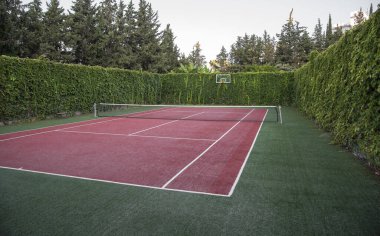 Yapay yüzey tenis kortu. Spor ve sağlık konsepti