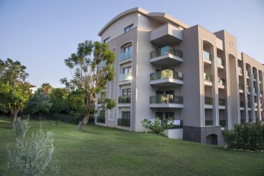 Yazın yeşil ortamda modern mimari binası