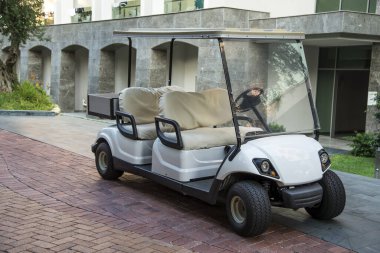 Yaz tatilinde elektrikli golf arabası.