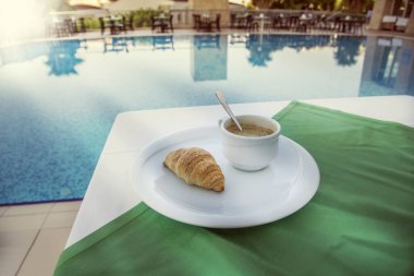 Yaz tatilinde havuz başında kahvaltı.