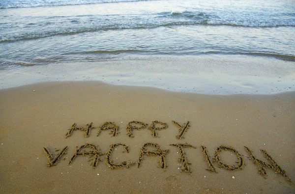 砂の上に書かれた幸せな休暇 リラックスと幸福の概念 — ストック写真
