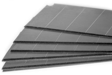 Beyazın üzerindeki kesici bıçak için yeni yedek bıçaklar.