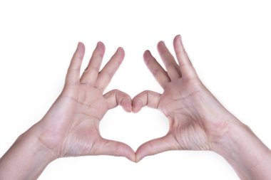 Kadın elinin kapatılması, kalbi beyaz arka planda izole etti. Sağlık hizmeti kavramı..