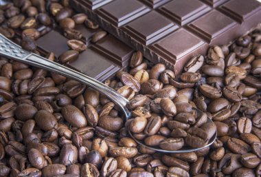 Kahve çekirdekli koyu çikolata yakın plan.