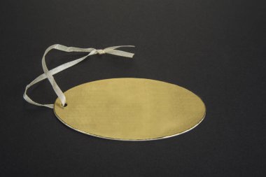 Siyah arkaplanda altın fiyat etiketi