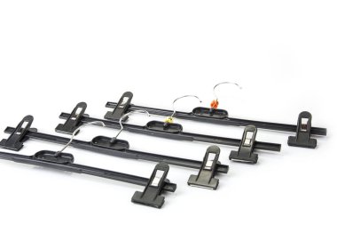 Beyaz pantolonlar için boş askılar.