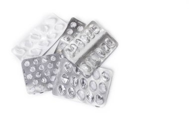 Beyazın üzerinde boş bir paket hap kabarcığı. Kötü sağlık kavramı
