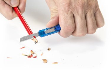 Marangoz kalemini beyaza daha keskin bir bıçakla bileyler.