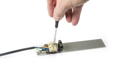 Beyaz arkaplandaki kablolarla elektrik bağlantısı