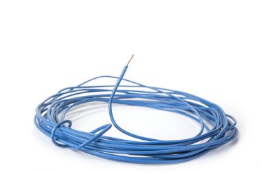 Elektrik kabloları beyaz arkaplandaki bağlantı için izole edildi