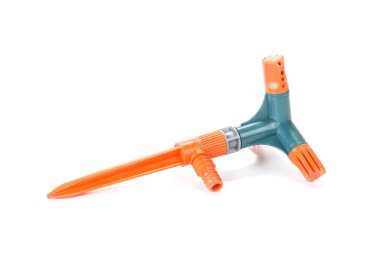 Su hortumu fıskiyesi beyaza izole edilmiş.