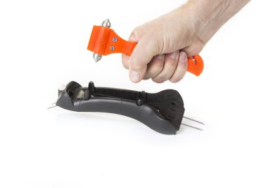 Beyaz arabadaki güvenli çekiç.