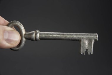 Siyah arkaplanda eski model anahtar