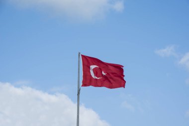 Mavi gökyüzü üzerinde Türk Kızıl Bayrağı