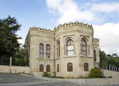 İstanbul Üniversitesi girişindeki doğu binası