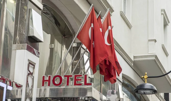Hotel Estambul Con Muchas Banderas Turcas — Foto de Stock