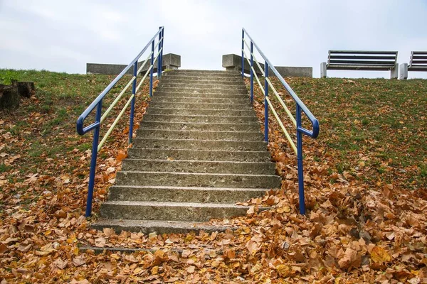Σκάλες Για Την Πλαϊνή Βόλτα Στο Πάρκο Τον Ουρανό Φθινόπωρο — Φωτογραφία Αρχείου