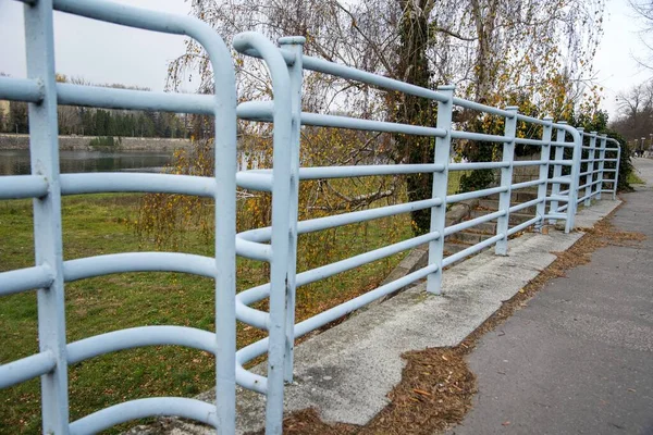 Altes Metallgeländer Park Blaue Farbe — Stockfoto