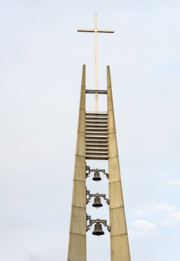 Çanları olan modern Hıristiyan kilisesi.