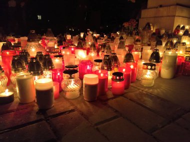 Tüm azizler gecesi ya da Avrupa mezarlığındaki cadılar bayramı boyunca mumlar yakıldı