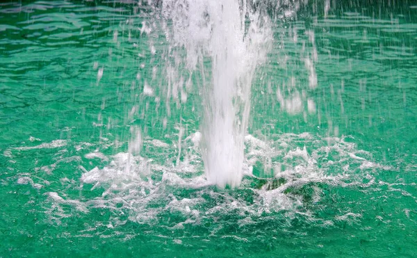 噴水の水の噴出 噴水の水のスプラッシュ — ストック写真