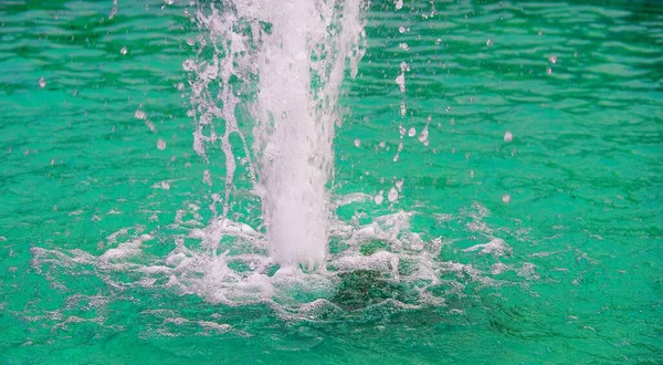 噴水の水の噴出 噴水の水のスプラッシュ — ストック写真