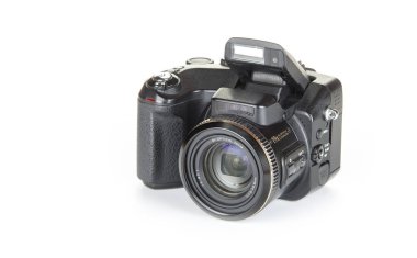 Beyaz arkaplanda dijital fotoğraf makinesi