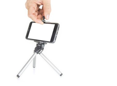 Tripod ve beyaz arkaplandaki mobil cep telefonu.