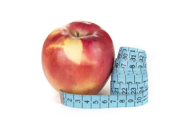 测量苹果周围的带子 饮食和减肥概念 — 图库照片