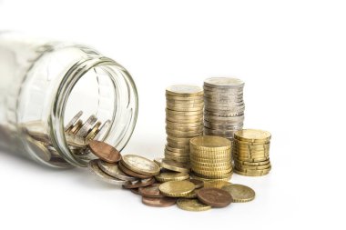 Kavanozdan bozuk paralar döküldü. Tasarruf kavramı