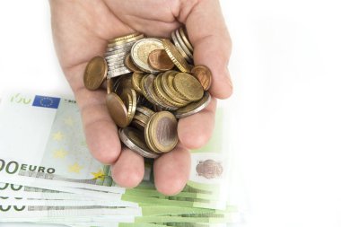 Elinde banknotlar ve beyaz banknotlar olan aşırı doz paraları. Tasarruf kavramı