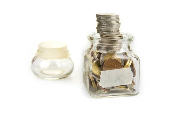 ブランクラベルのコインの完全な瓶 貯蓄概念 — ストック写真