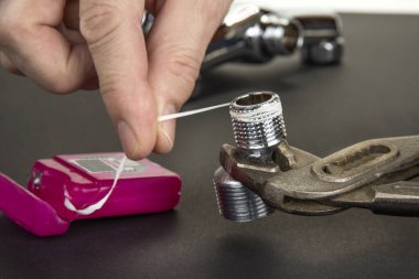 Tesisatçı tesisata boru kablosu yerleştiriyor.