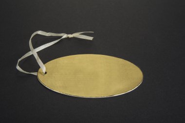 Siyah arkaplanda altın fiyat etiketi