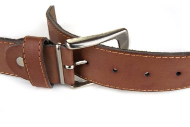 Beyaz arka planda tokası olan deri kemer.