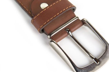 Beyaz arka planda tokası olan deri kemer.