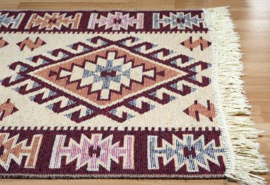 Halının üzerinde kusursuz geometrik desenli süsler var. Geleneksel halı tasarımı