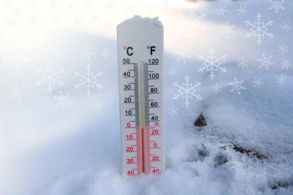 Термометр Снегу Показывает Температуру Замерзания Цельсии Фаренгейту — стоковое фото