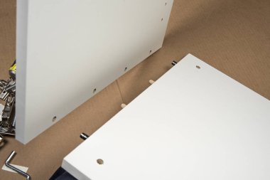 Tamirci bir dolap hazırlıyor. Mobilya konsepti