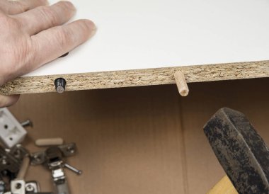 Tamirci bir dolap hazırlıyor. Mobilya konsepti