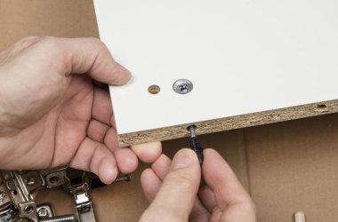 Tamirci bir dolap hazırlıyor. Mobilya konsepti