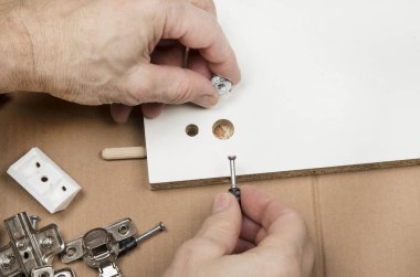 Tamirci bir dolap hazırlıyor. Mobilya konsepti