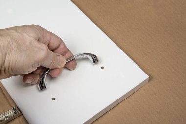 Tamirci bir dolap hazırlıyor. Mobilya konsepti