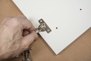 Tamirci bir dolap hazırlıyor. Mobilya konsepti