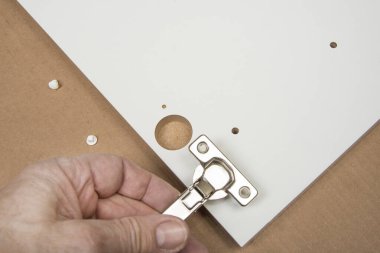 Tamirci bir dolap hazırlıyor. Mobilya konsepti