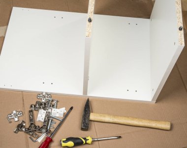 Tamirci bir dolap hazırlıyor. Mobilya konsepti