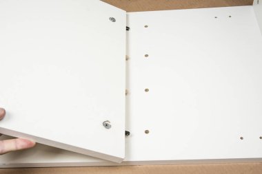 Tamirci bir dolap hazırlıyor. Mobilya konsepti