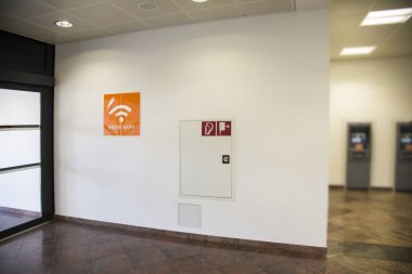 Havaalanında ücretsiz kablosuz internet tabelası