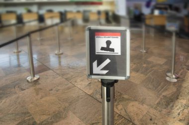 Uluslararası havaalanında iki dilli gümrük kontrol işareti