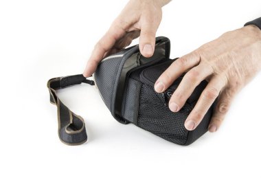 Beyaz kayışlı kamera çantası.